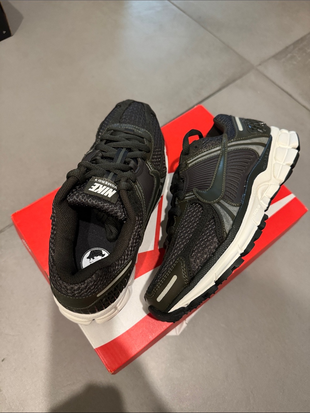NIKE WOMENS ZOOM VOMERO 5
